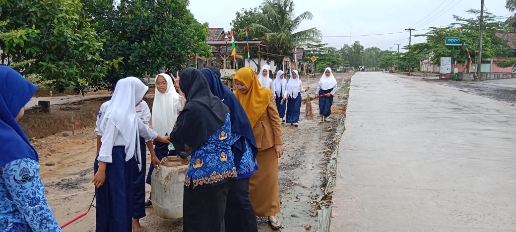 Pemdes Gedung Boga Bersama Murid SD Dan SMP Gotong Royong Bersihkan Area Lapangan